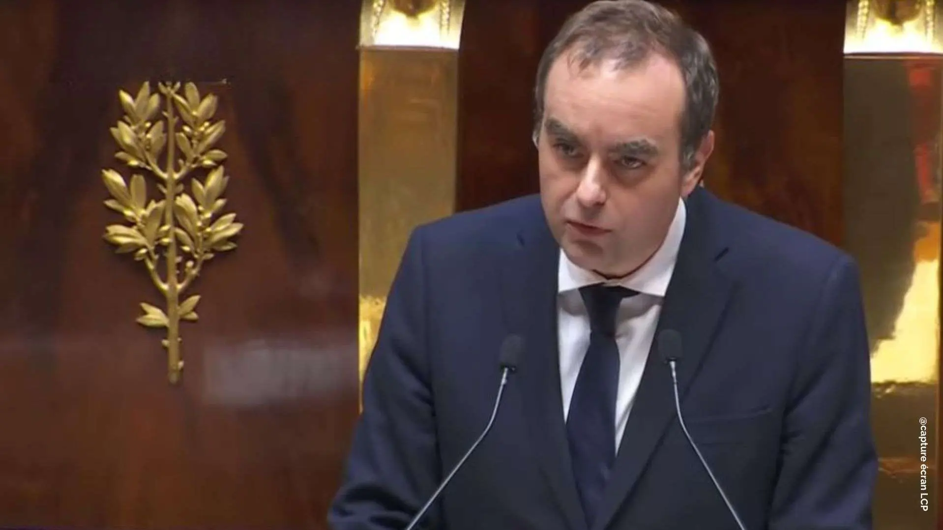 Le préfet des Bouches-du-Rhône instaure un couvre-feu et suspend les transports après l'attentat de Trappes.